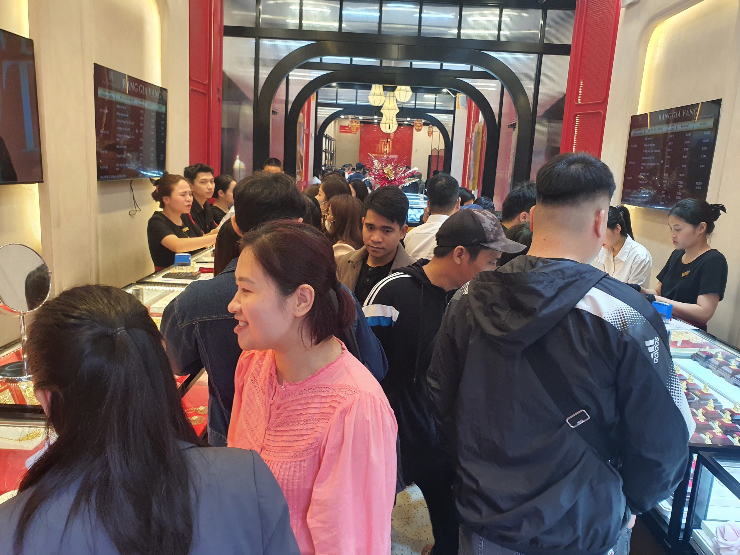 Bên trong cửa hàng cũng đông không kém.