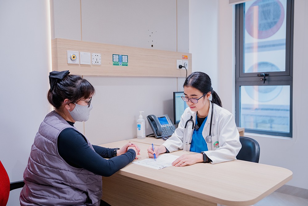 ThS.BSNT Nguyễn Thị Như Quỳnh thăm khám cho bệnh nhân