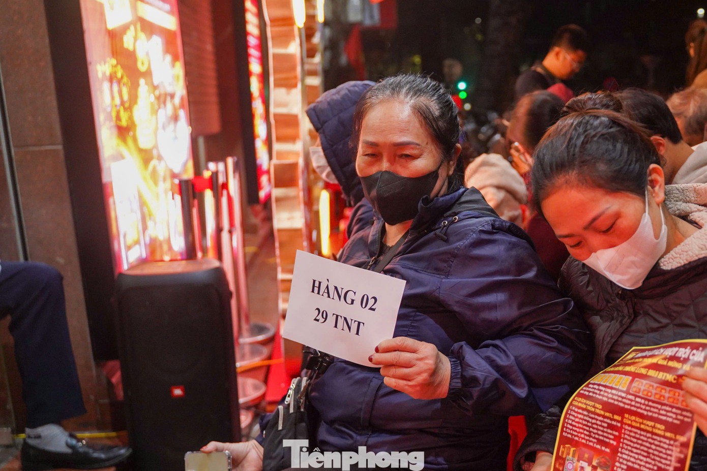 Cô Nguyễn Thị Hằng (phường Vĩnh Tuy, Hà Nội) dậy từ nửa đêm để xếp hàng mua vàng trên phố (ảnh: Đức Nguyễn).