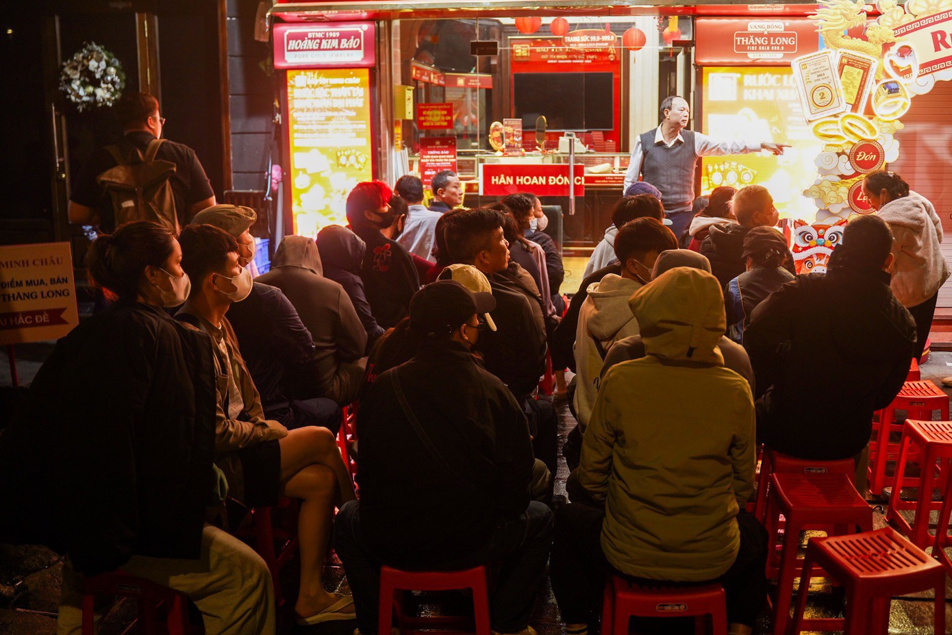  Nhiều người "trắng đêm" ở vỉa hè đường Cầu Giấy. Ảnh: Đức Nguyễn. 