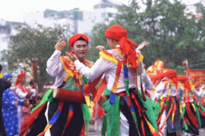 ​Độc đáo màn trai làng 'má phấn môi son' múa bồng ở Hà Nội