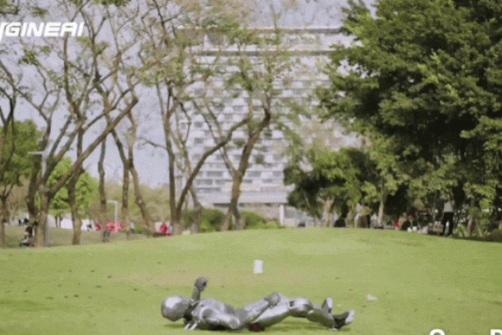 Robot hình người 'mini' phô diễn khả năng thăng bằng