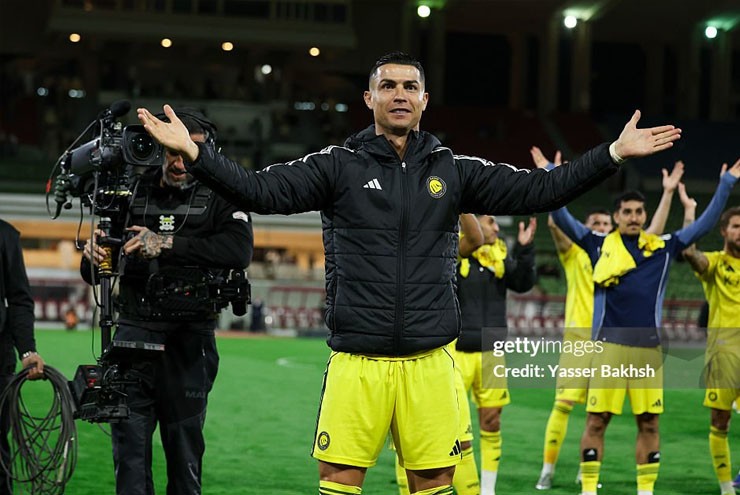 Ronaldo tri ân CĐV sau trận