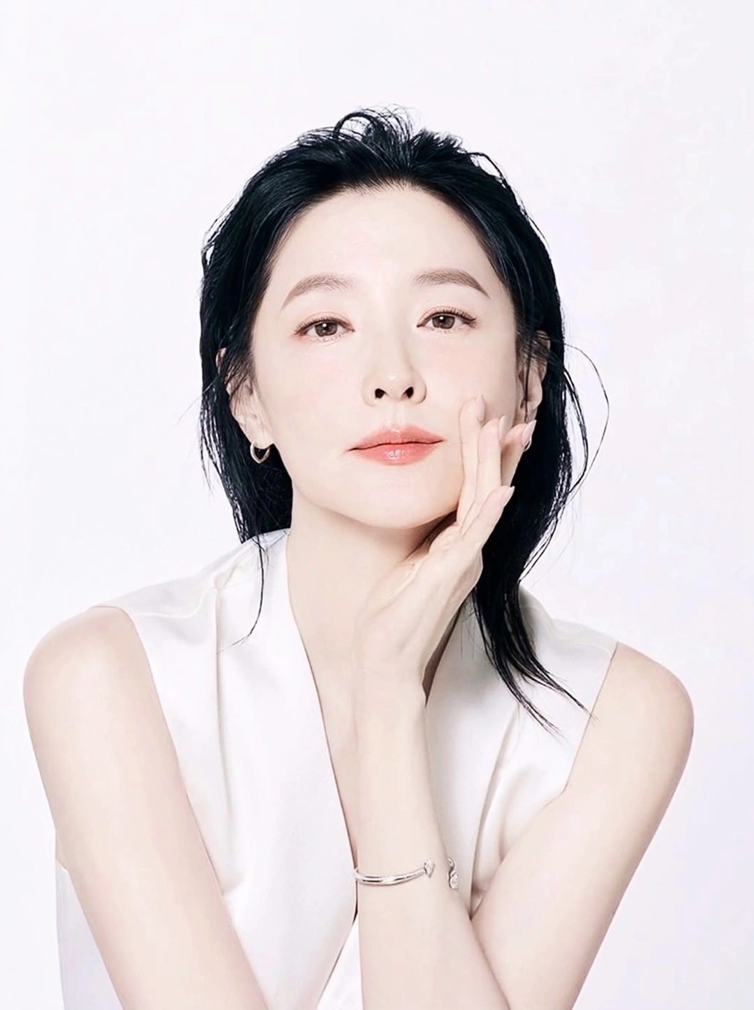 Một thương hiệu mỹ phẩm tung loạt ảnh Lee Young Ae làm gương mặt đại diện trong năm nay. Đa số khán giả cho rằng dù ảnh có chỉnh sửa nhưng về bản chất, minh tinh vẫn thu hút với đường nét, làn da sáng, trẻ trung hơn so với độ tuổi 55.