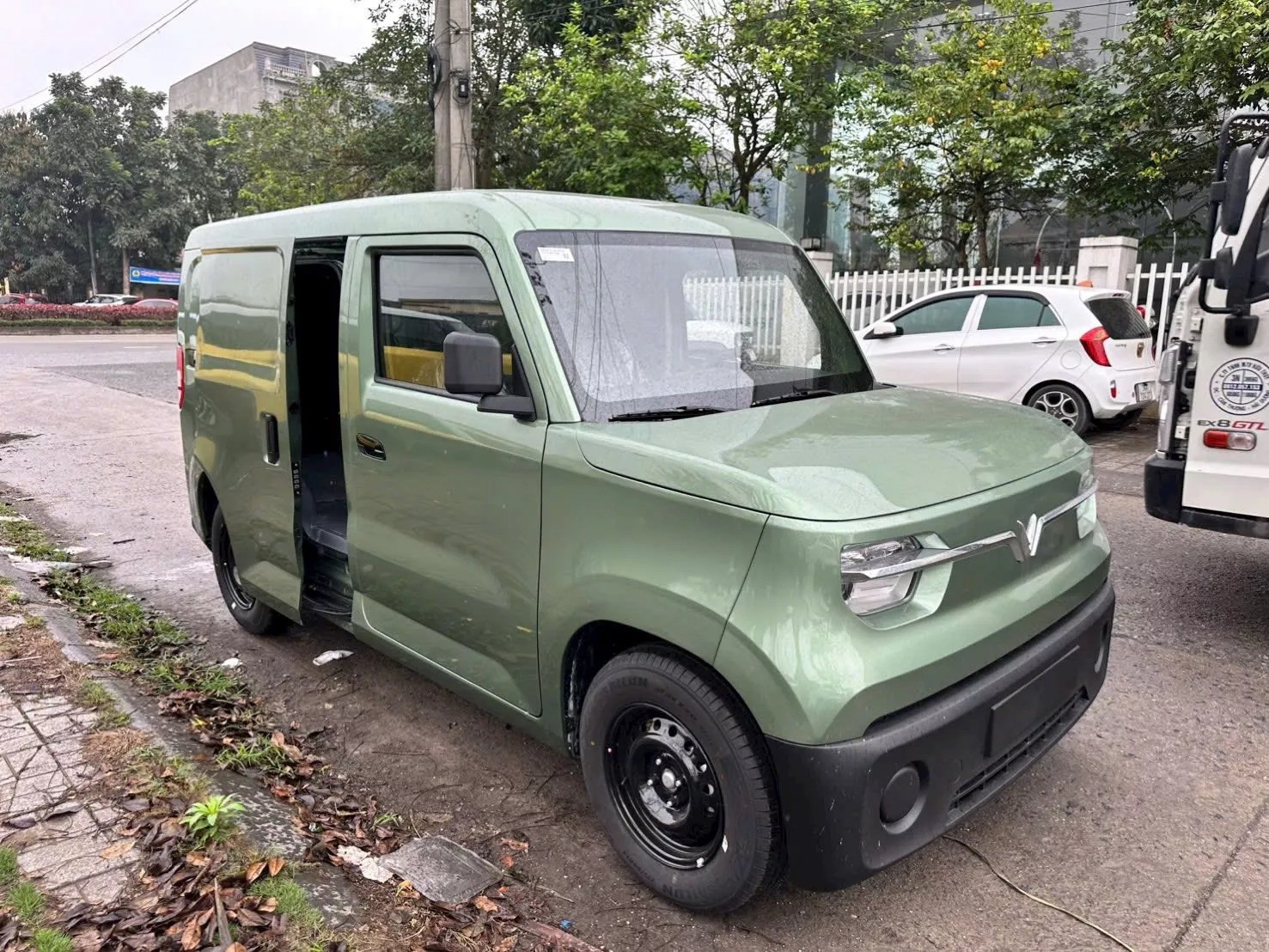 Xe sử dụng mâm sắt 14 inch, đi kèm lốp kích thước 175/80R14.