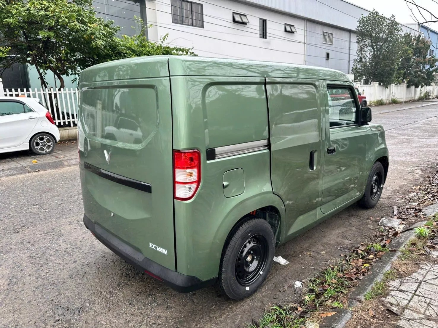 Trang bị cửa lùa từng là mong muốn của không ít người dùng EC Van.