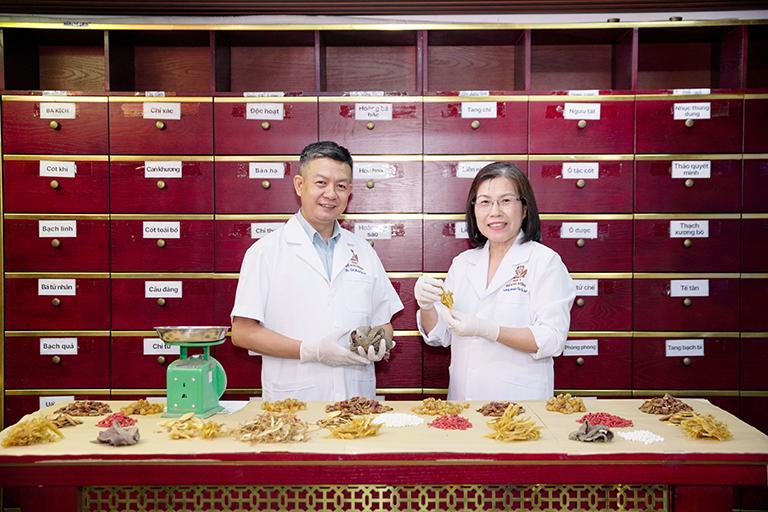 Tiến sĩ, bác sĩ CKII Vân Anh – Lương y Đỗ Minh Tuấn: Song hành gìn giữ Nam y Việt - 1