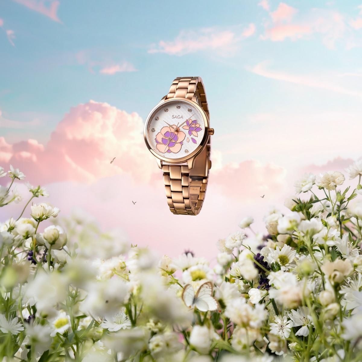 Phiên bản nổi bật với đóa hoa sen ở trung tâm, đính 7 viên pha lê