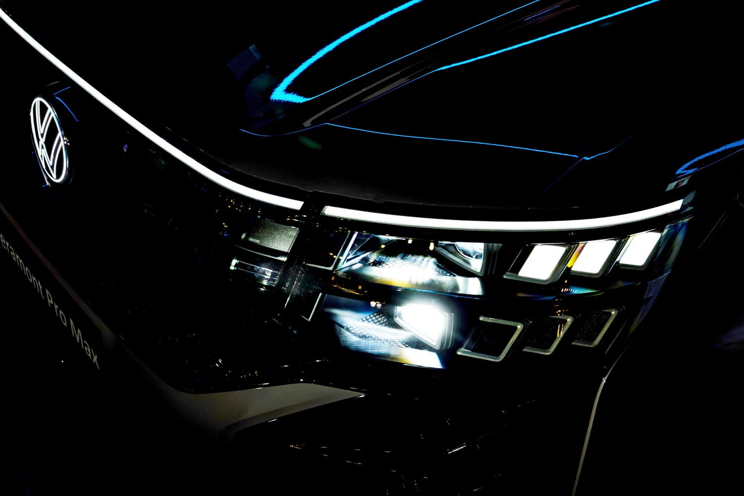 Cụm dèn chiếu sáng hai tầng lạ mắt.