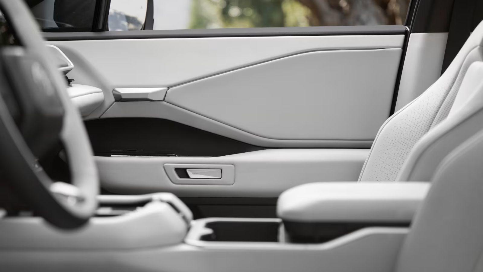 Toyota trang bị thêm nút mở cửa cơ trên xe Highlander mới - 2