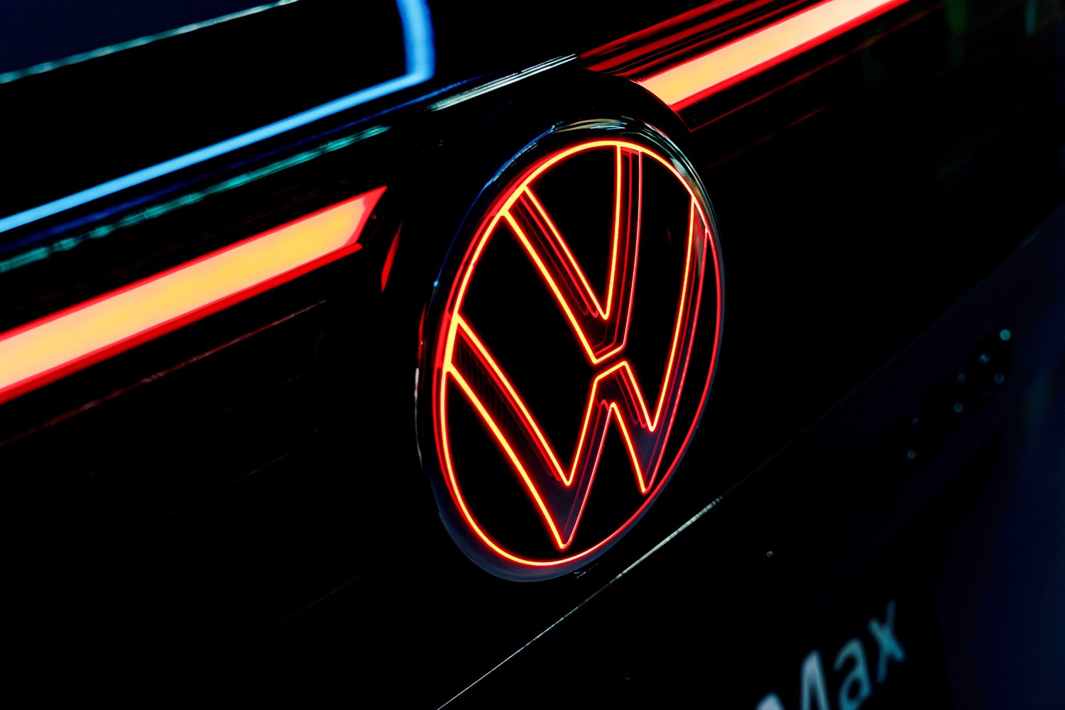Logo Volkswagen phí sau xe có khả năng phát sáng. 