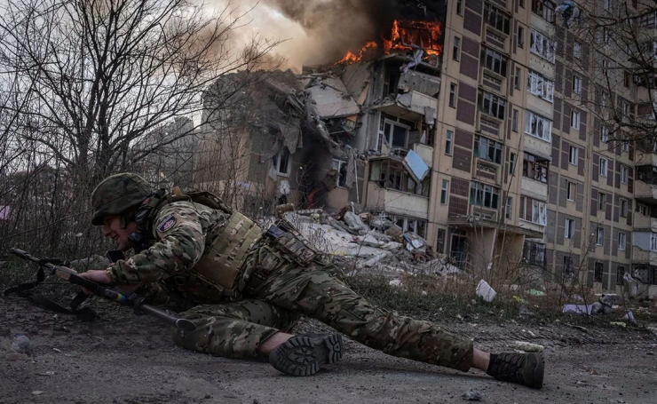 Binh sỹ Ukraine chiến đấu. Ảnh: AP