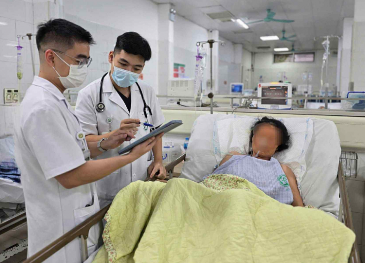 Chăm sóc và điều trị cho bệnh nhân tại Bệnh viện Bạch Mai (Hà Nội). Ảnh: T. Anh.