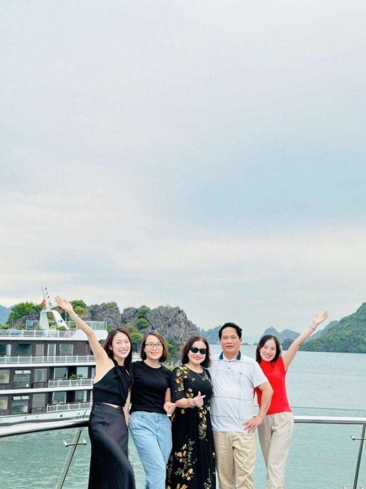 Gia đình MC Khánh Vy. Ảnh: FBNV