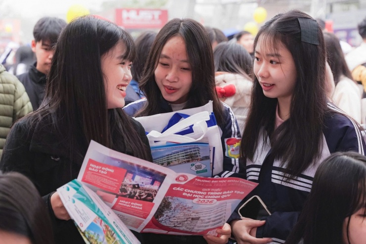 Thí sinh tìm hiểu thông tin tuyển sinh ĐH năm 2026. Ảnh:NTCC