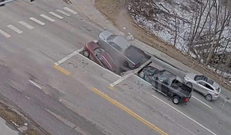 Hai chiếc xe ô tô bị hố tử thần sụt nuốt chửng khi đang dừng đèn đỏ.