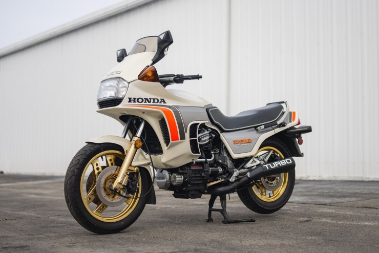 Honda CX500 Turbo là mô tô tăng áp sản xuất hàng loạt đầu tiên trên thế giới. Ảnh: Broad Arrow Auctions