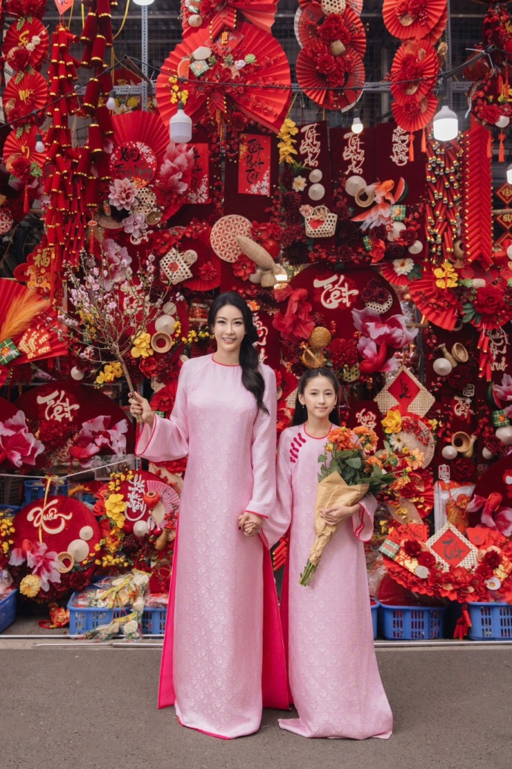 Ảnh sao 27/2: Siêu mẫu Ngọc Thạch khoe nhan sắc tuổi 35 - 4