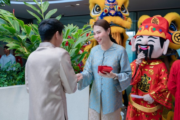 Ảnh sao 27/2: Siêu mẫu Ngọc Thạch khoe nhan sắc tuổi 35 - 8