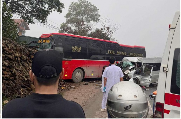 Chiếc xe khách 16 chỗ bị hư hỏng nặng. Ảnh: LS