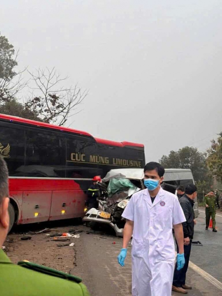 Lực lượng chức năng, cứu hộ đã có mặt tại hiện trường. Ảnh: LS