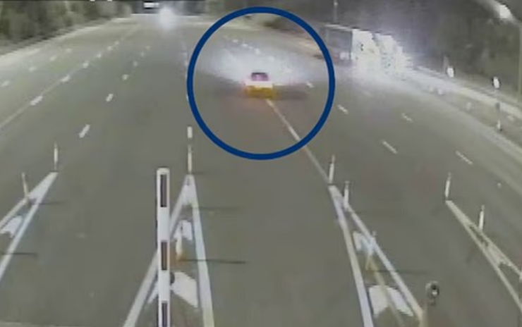 Nam tài xế liều lĩnh quay đầu, chạy ngược chiều để trốn phí cao tốc - 2