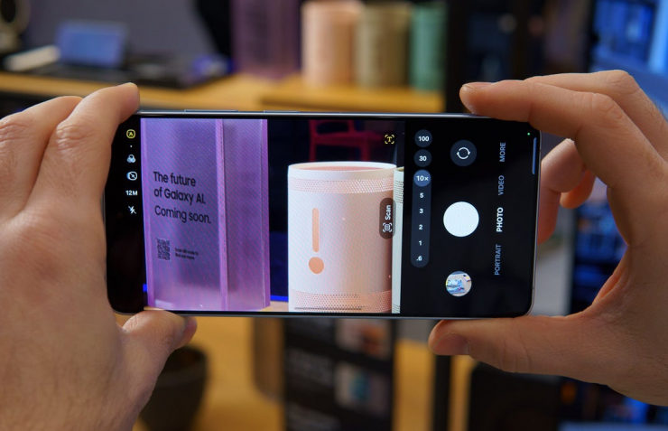 Sử dụng camera trên Galaxy S26 Ultra. Ảnh: PhoneArena