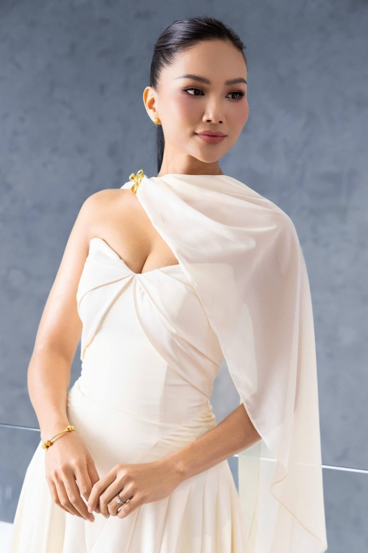 Mẹ một con H’Hen Niê khoe vòng một gợi cảm - 2