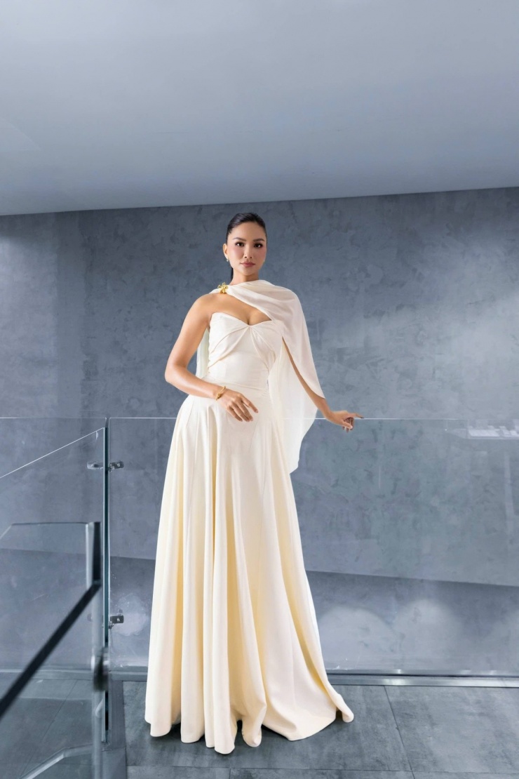 Mẹ một con H’Hen Niê khoe vòng một gợi cảm - 3