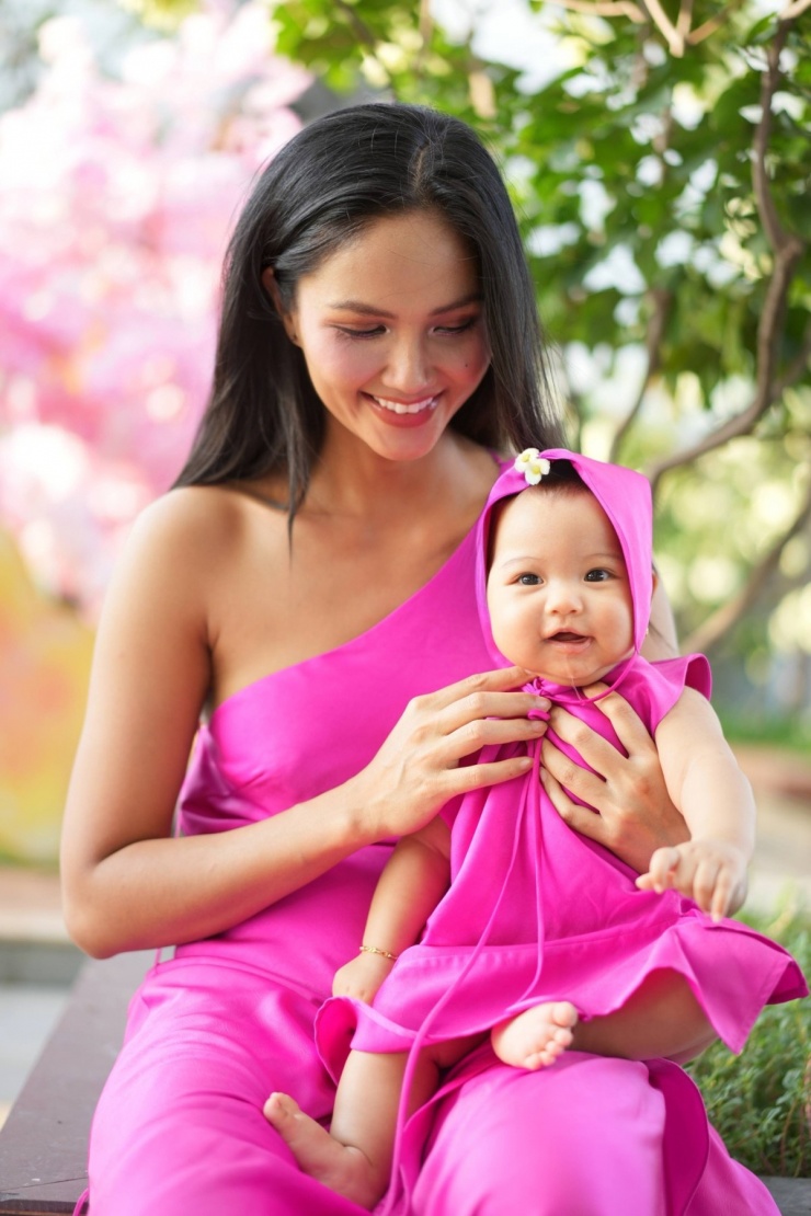 H'Hen Niê du Xuân với đầm lệch vai.