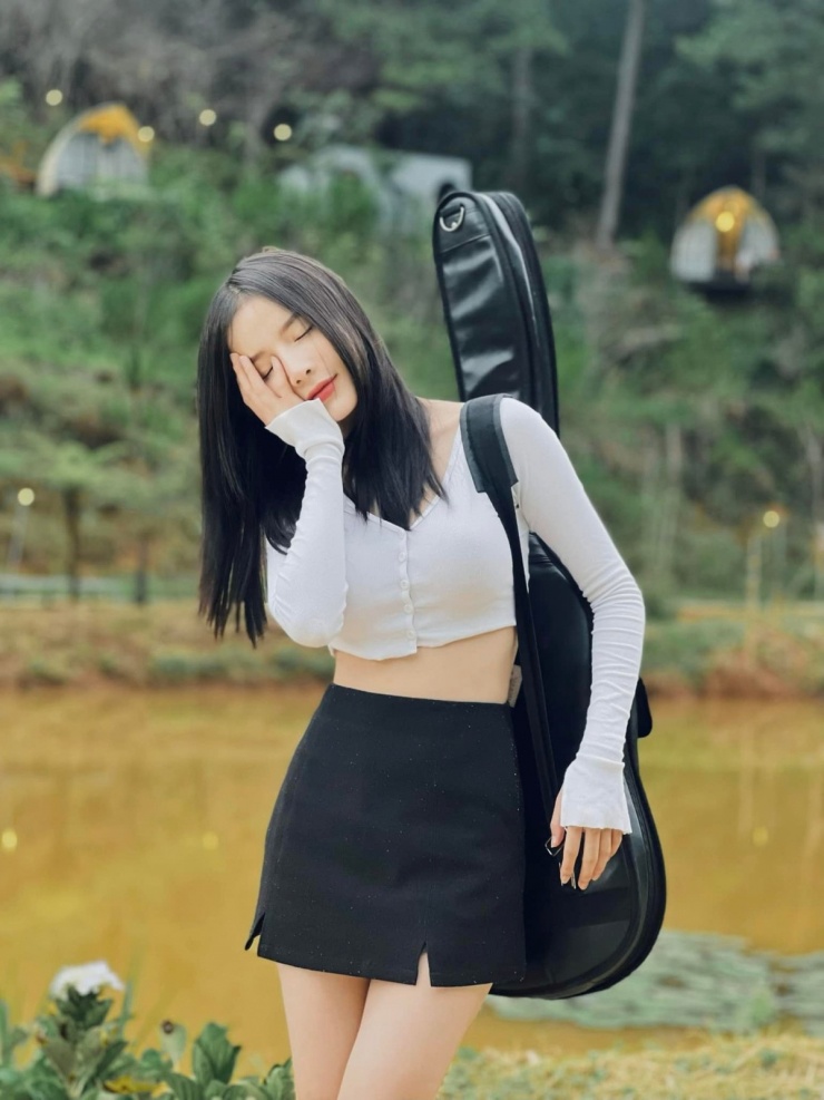 Nhiều năm trong showbiz, LyLy xây dựng hình ảnh tươi trẻ với gu mặc phù hợp lứa tuổi.