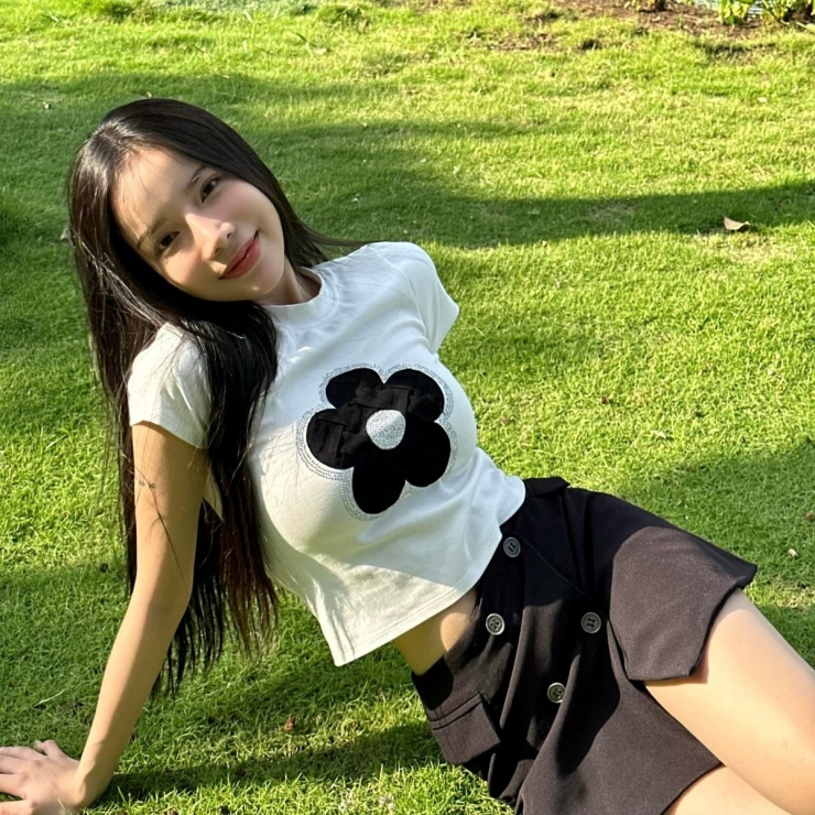 Ca sĩ thích váy áo đơn sắc, tiết chế phụ kiện. Trang phục tông đen được cô tận dụng tạo hiệu ứng thị giác, làm nổi bật vòng hai.