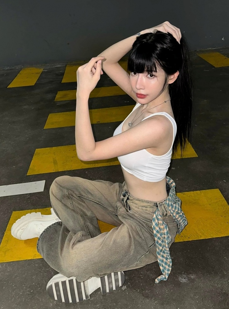 Ca sĩ thường chọn các phụ kiện đi kèm gồm giày thể thao, mũ lưỡi trai, khăn hoặc mắt kính.