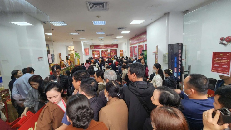 Người mua vàng chen chúc nhau trong ngày giá vàng bất động. Ảnh: Thái Nguyễn
