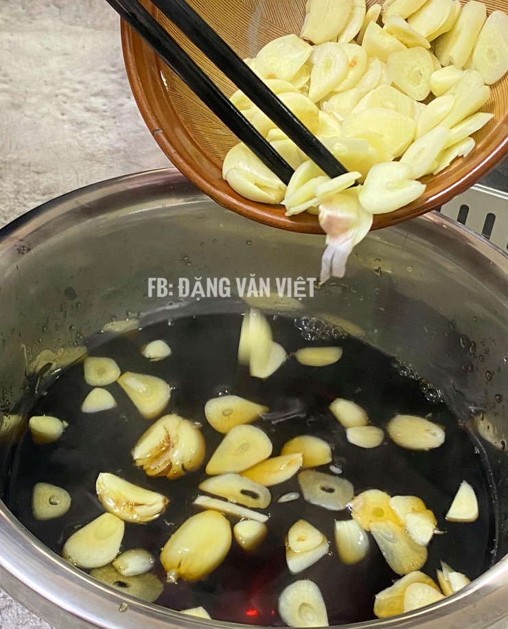 Đun nước sôi tât bếp xong cho tỏi vào