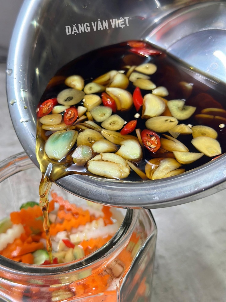 Đổ hỗn hợp nước ngâm vào