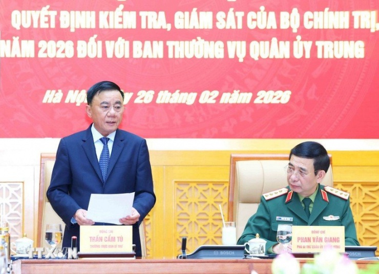 Thường trực Ban Bí thư Trần Cẩm Tú chủ trì Công bố quyết định kiểm tra, giám sát Ban Thường vụ Quân ủy Trung ương. Ảnh: TTXVN.