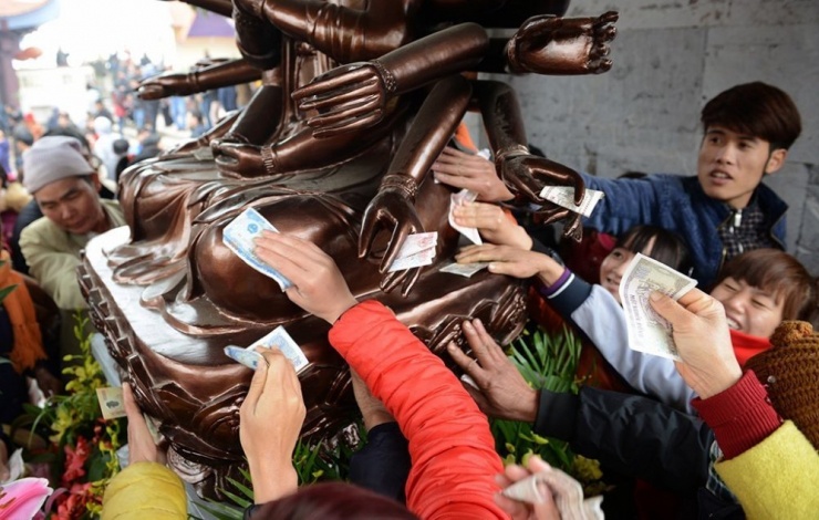 Cứ đến chùa là cầu xin đủ thứ, rải tiền khắp nơi - 1