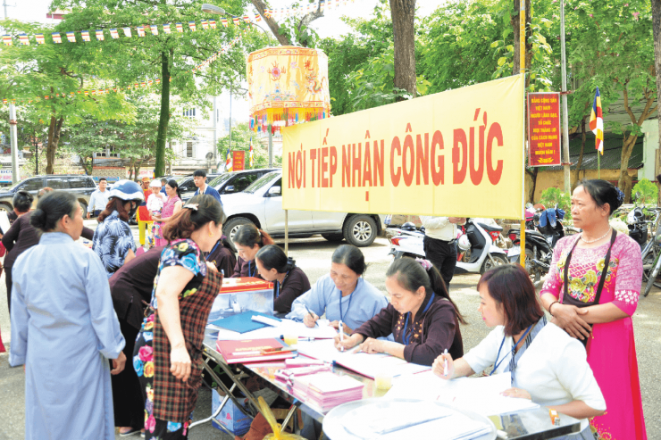 Mỗi di tích đặt không quá ba hòm công đức tại ba ban thờ chính, có nơi sử dụng mã QR để nhận công đức.