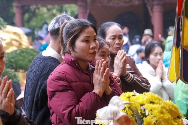 Cứ đến chùa là cầu xin đủ thứ, rải tiền khắp nơi - 7