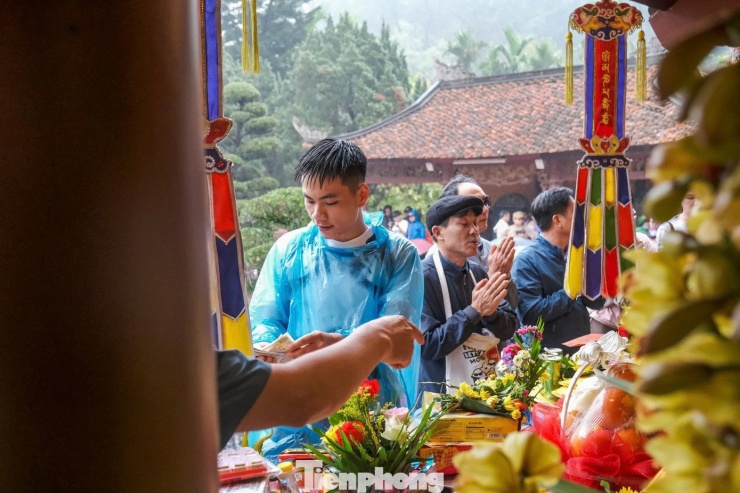 Cứ đến chùa là cầu xin đủ thứ, rải tiền khắp nơi - 8