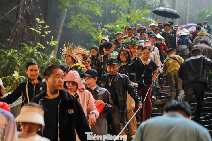 Cứ đến chùa là cầu xin đủ thứ, rải tiền khắp nơi - 9