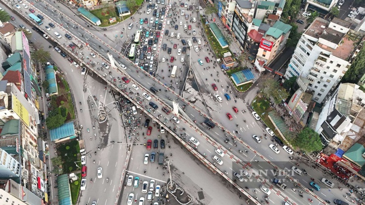 Hiện trạng tuyến đường Láng trong những giờ cao điểm vừa được đề xuất chi 21.377 tỷ đồng để mở rộng - 2