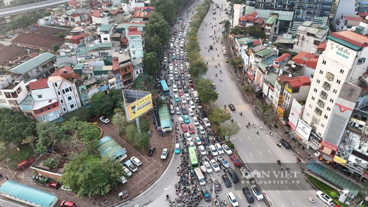 Hiện trạng tuyến đường Láng trong những giờ cao điểm vừa được đề xuất chi 21.377 tỷ đồng để mở rộng - 4
