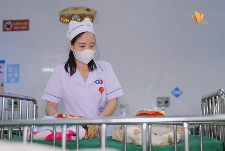 Chị Thùy Trang trở lại bệnh viện làm việc sau 3 tháng điều trị.