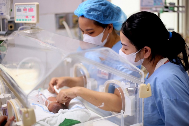 Các nữ điều dưỡng lặng lẽ túc trực bên những sinh linh non nớt, giữ nhịp sống bình yên nơi tuyến đầu.