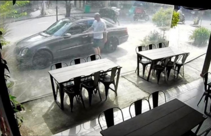 Một người đàn ông nghi là người nước ngoài đã tiếp cận chiếc xe Mercedes-Benz E 200 biển kiểm soát 43A-101.24 và lái xe rời đi, do chủ xe để quên chìa khóa trong xe. Ảnh: NVCC