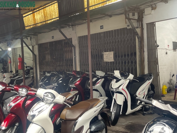 Nhiều ki-ốt đóng cửa im lìm, cửa xếp kéo kín.