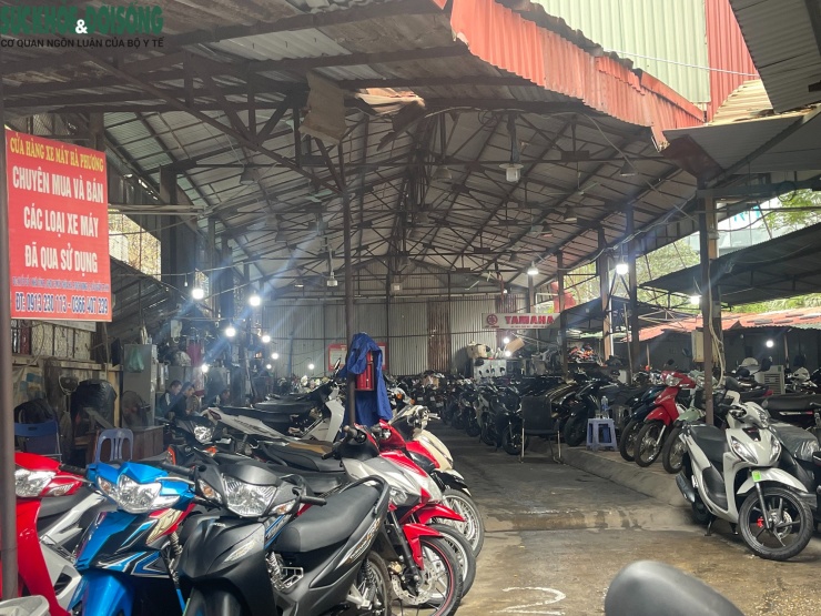 Một chủ cửa hàng cho biết, thời điểm này sức mua giảm mạnh. Sau Tết, người dân đã chi tiêu nhiều cho nhu cầu lễ Tết, du lịch, mua sắm. Những khoản chi lớn như mua xe thường được cân nhắc lại. "Có ngày không bán nổi một chiếc", người này nói ngắn gọn.