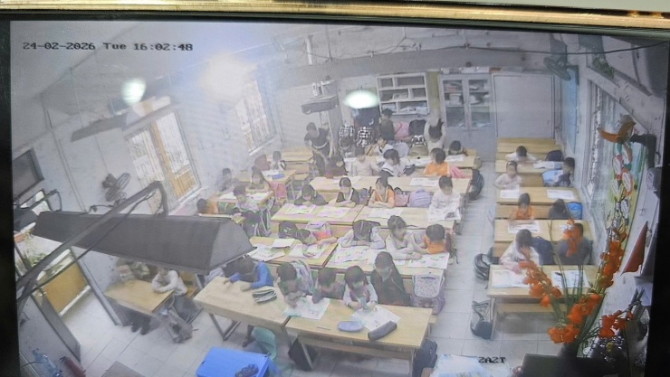 Hình ảnh trích xuất từ camera lớp học, ghi lại thời điểm xảy ra sự việc trong tiết học ngày 24/2.
